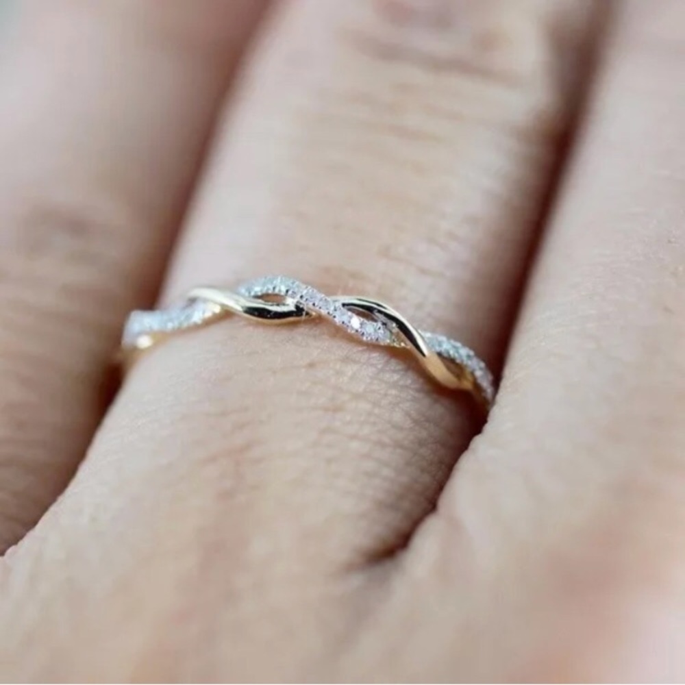 18k Rose Gold White Sapphire Ring. - Picture 3 of 3